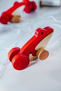 Kaboompics - Small wooden frogs with strings