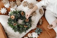 Kaboompics - Close Up of Wreath with Paper Stars and Dried Oranges
