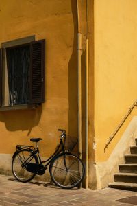 Kaboompics - Black Bicycle Against a Sunlit Yellow Italian Wall