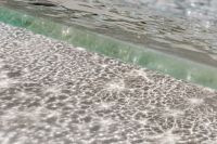 Kaboompics - Close-Up of Green-Tinted Glass Edge with Shimmering Reflections