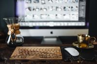 Kaboompics - Cup of coffee, Chemex, keyboard, iMac computer, mouse