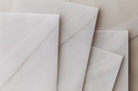 Kaboompics - Minimal Envelope Arrangement Mockup