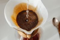 Kaboompics - Coffee brewed in a Chemex and peanut butter sandwiches for breakfast