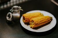 Kaboompics - Corncobs on a plate