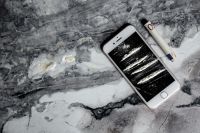 Kaboompics - Cocaine on a smartphone iPhone