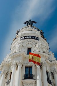 Kaboompics - Vertical Edificio Metrópolis Facade Detail with Spanish Flag and Stone Sculptures