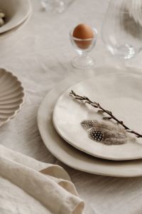 Kaboompics - Easter Place Setting With Willow Branch And Feathers