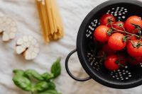 Kaboompics - Pasta Ingredients: Spaghetti, Garlic and Cherry Tomatoes on a Pale Surface