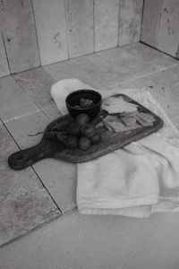 Kaboompics - Monochrome Grapes and Cheese Board with White Linen