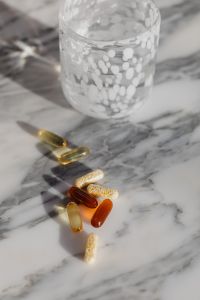 Kaboompics - Close-Up Supplement Capsules with Water Glass