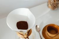Kaboompics - Coffee brewed in a Chemex and peanut butter sandwiches for breakfast