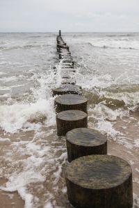 Kaboompics - Black and White Waves Around a Sea Groyne