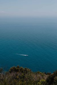Kaboompics - Hazy Amalfi Coast Sea Horizon in Soft Blue