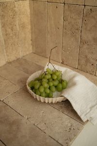 Kaboompics - Green Grapes in Ceramic Dish with White Linen