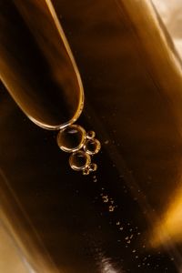 Kaboompics - Amber Liquid Bubble Stream