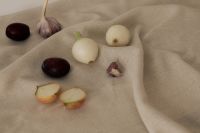 Kaboompics - White Onions, Garlic and Dark Plums on Linen