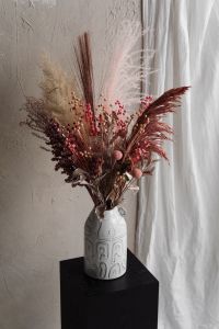 Kaboompics - Dried Flower Arrangement On Black Plinth In Neutral Interior