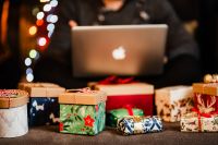 Kaboompics - A handsome man with Christmas presents - using MacBook laptop