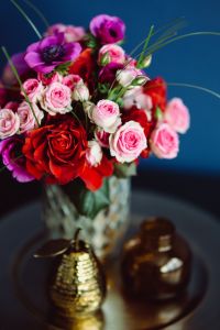 Kaboompics - Pink and Red Rose Bouquet in Glass Vase with Decorative Objects