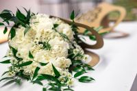 Kaboompics - Beautiful bouquet of white flowers on a table