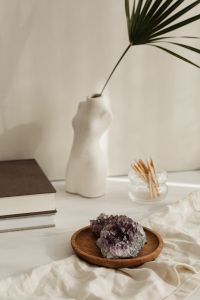 Kaboompics - Torso Vase Matchsticks Glass And Amethyst On Dark Books