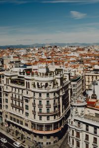 Kaboompics - Vertical Madrid Cityscape with Curved Historic Facade and Rooftop Terraces