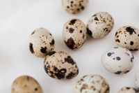 Kaboompics - Close-Up Quail Eggs on Marble with Speckled Shell Detail, Easter Food Background