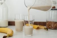 Kaboompics - Banana shake with milk - preparation process