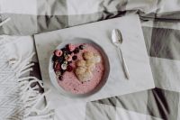 Kaboompics - Bowl with yoghurt, gingerbread and fruit