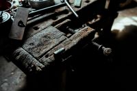 Kaboompics - Old vise in a workshop