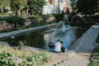 Kaboompics - Couple by the fountain