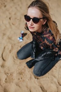 Kaboompics - Young woman wearing a leather jacket and sunglasses on the beach