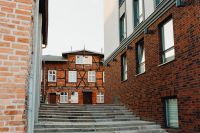 Kaboompics - Gdańsk Old Town Brick Courtyard with Stone Steps and Historic Timber-Framed House