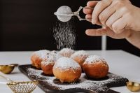 Kaboompics - Action Shot of Sugar Falling on Pączki for Fat Thursday