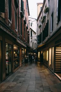 Kaboompics - Evening Shopping Street in Venice with Storefronts and Pedestrians