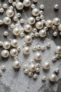 Kaboompics - Scattered Pearl Bead Pattern on Gray Concrete, Vertical Jewelry Background