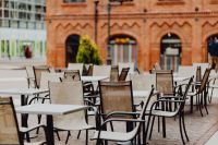 Kaboompics - Outdoor Restaurant Seating before Historic Brick Arches at Manufaktura, Łódź