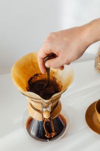 Kaboompics - Coffee brewed in a Chemex and peanut butter sandwiches for breakfast
