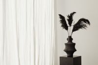 Kaboompics - Black Vase with Dried Pampas Grass on Pedestal in Minimalist Interior