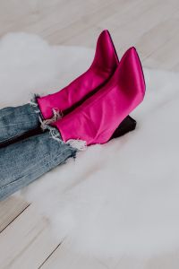 Kaboompics - A woman in pink boots and blue jeans