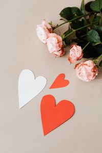 Kaboompics - Three Paper Hearts and Blush Roses on a Beige Background