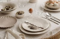 Kaboompics - Neutral Easter Table Setting With Quail Eggs And Feathers