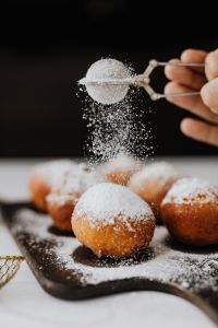 Kaboompics - Hand Holding Sifter over a Pączek, Vertical Dessert Photo