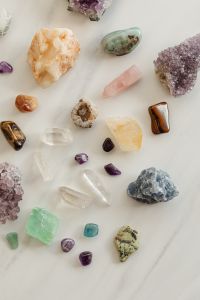 Kaboompics - Vertical Crystal Arrangement with Rose Quartz, Amethyst and Tiger's Eye Stones