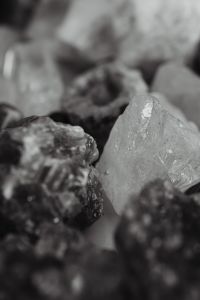 Kaboompics - Monochrome Close-Up of Raw Quartz Crystals with Soft-Focus Mineral Background
