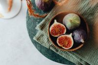 Kaboompics - Fresh Fig Halves In Wooden Bowl On Green Linen