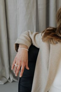 Kaboompics - Woman is wearing pearls and jewelry