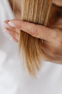 Kaboompics - Fingers Separating Hair Ends to Check for Split Ends
