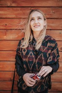 Kaboompics - Blonde woman with a can of coke by a wooden wall