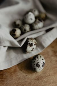 Kaboompics - Quail Eggs on Rustic Wood with Soft Focus